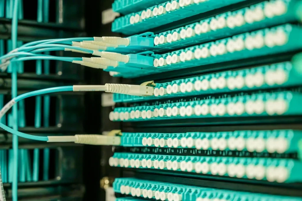 Optikai hálózati csatlakozások integrált vállalati IT-infrastruktúrában